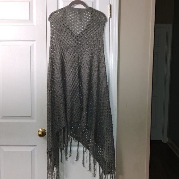 LuLaRoe Mimi Poncho Shawl Wrap Sweater One Size Gray Open Knit Buttons Fringe - Picture 5 of 6